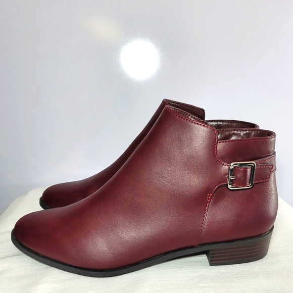 St John's Bay Women's Size 11M Wine colored ankle boots. - Picture 1 of 9